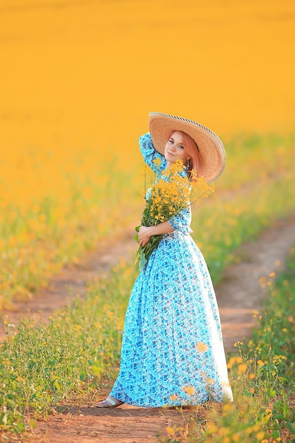 primavera natureza jovem em um campo de flores, liberdade e felicidade de uma senhora em uma paisagem ensolarada