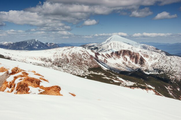 Primavera paisagem montanhosa. Montanhas nevadas