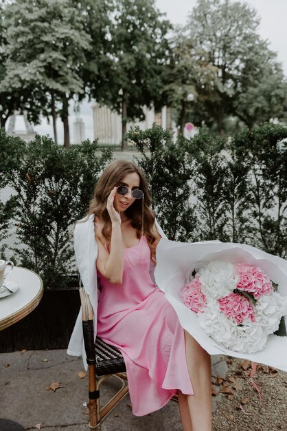 La primavera en París se ve increíble Mujer con vestido rosa en París