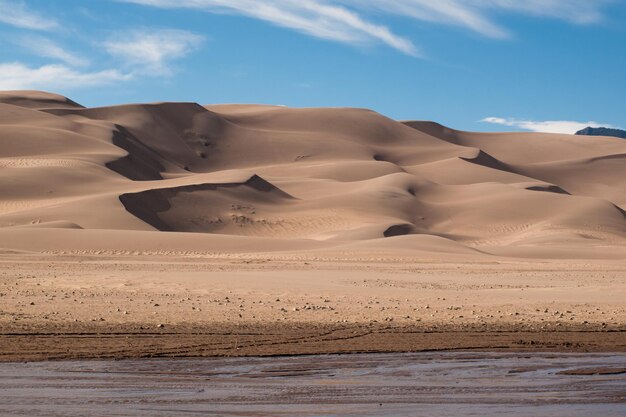 Primavera en el Parque Nacional Great Sand Dunes, Colorado. Medano Creek fluye alrededor de la base de las dunas en primavera.