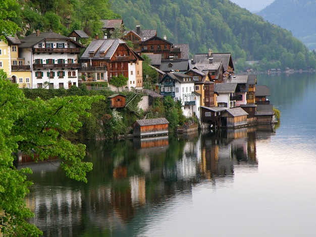 Primavera en el pintoresco pueblo de Lake Hallstatt, Austria