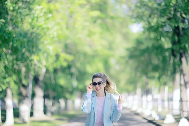 primavera, retrato sazonal feminino/caminhar garota feliz ao ar livre, garota de humor de primavera