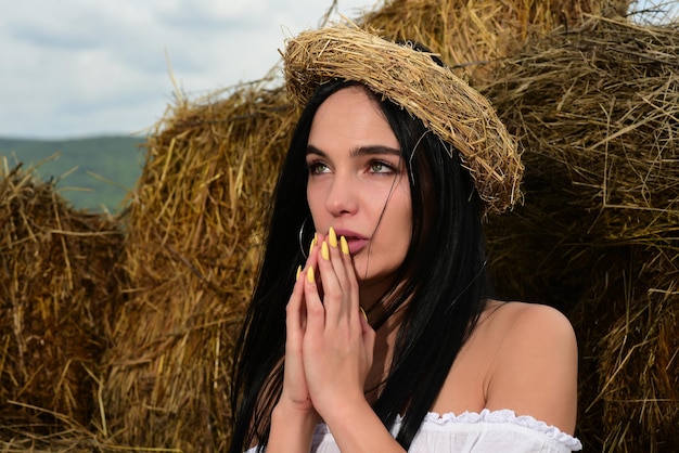 Primavera romántico casual mujer retrato hermosa chica al aire libre cerca belleza joven rostro femenino en sr...