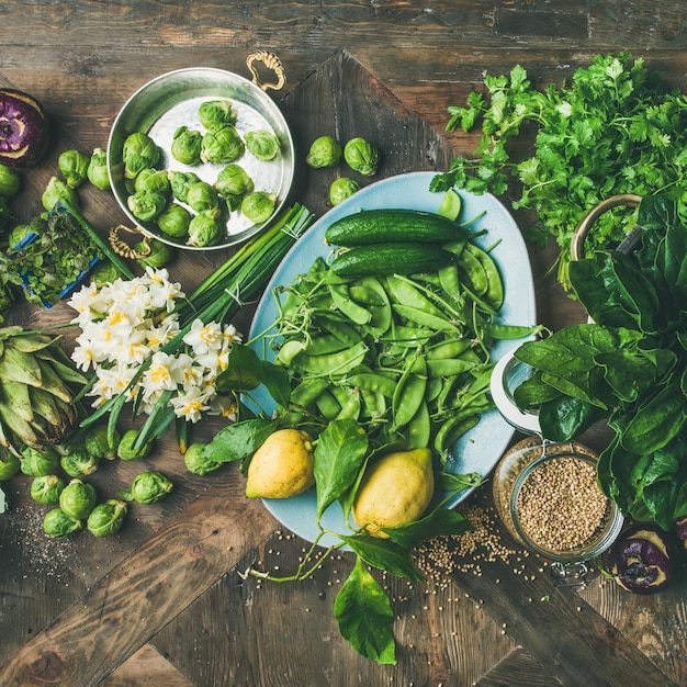 Primavera saudável comida vegana ingredientes de cozinha fundo de madeira colheita quadrada