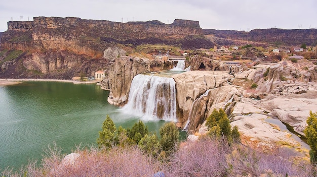 Primavera en Shoshone Falls en Idaho desde acantilados rocosos