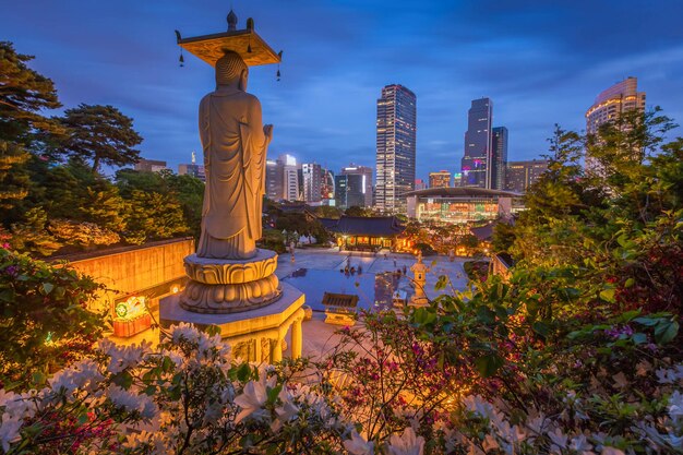 Foto primavera en el templo bongeudsa por la noche en el corazón del distrito de gangnam de seúl, corea del sur