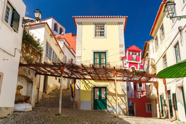 Primavera típica calle de Lisboa, Portugal