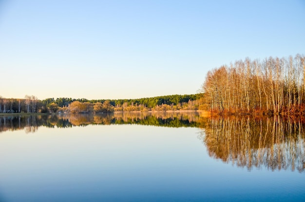 Primavera a través del espejo en el río Svisloch en Minsk