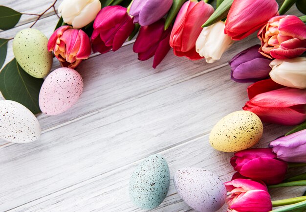 Primavera tulipas e ovos de Páscoa