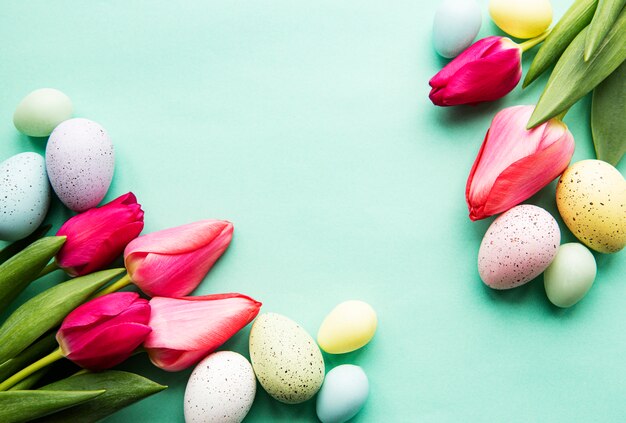 Primavera tulipas e ovos de Páscoa