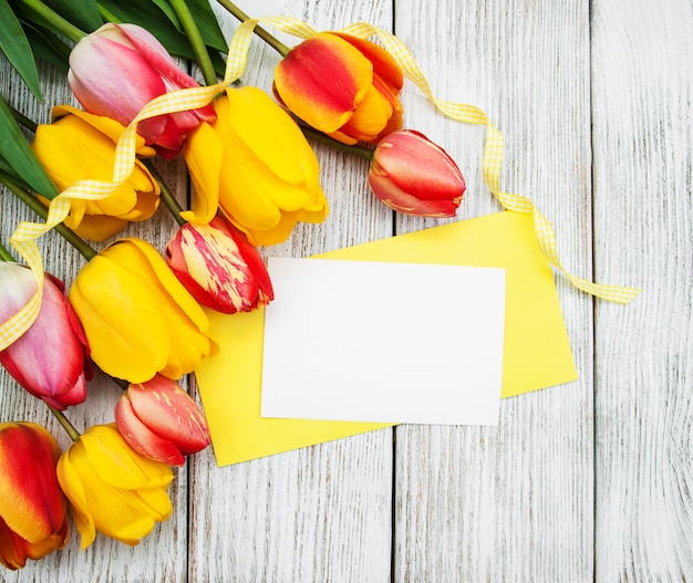 Primavera tulipas flores e cartão