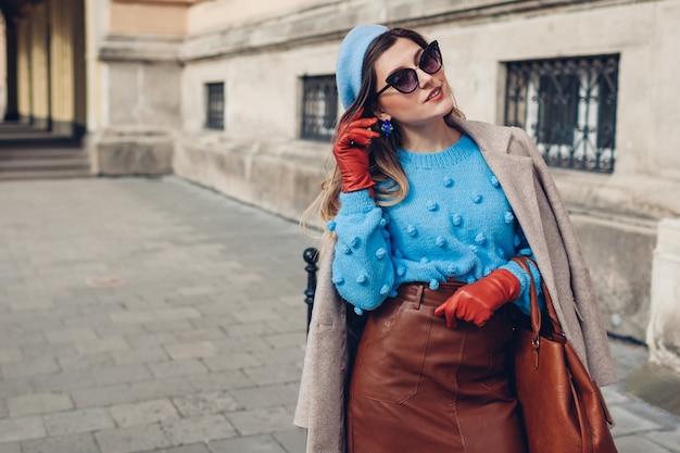 Primavera vintage retro moda femenina accesorios y ropa. La mujer lleva una boina falda de cuero en la calle.