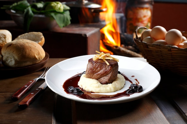 Prime Rib mit Pommes und Salat