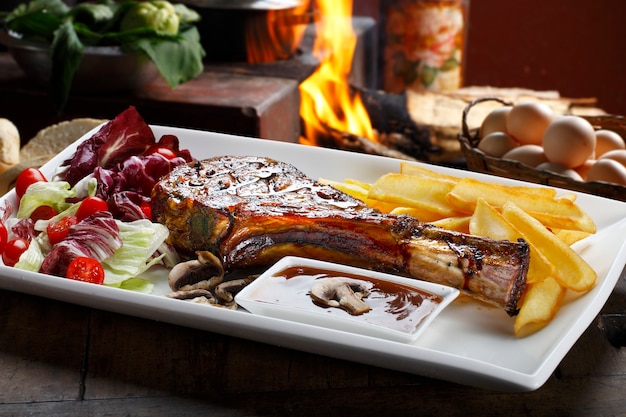 Prime rib con papas fritas y ensalada