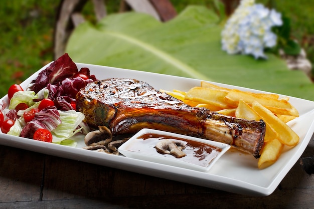 Prime rib con papas fritas y ensalada