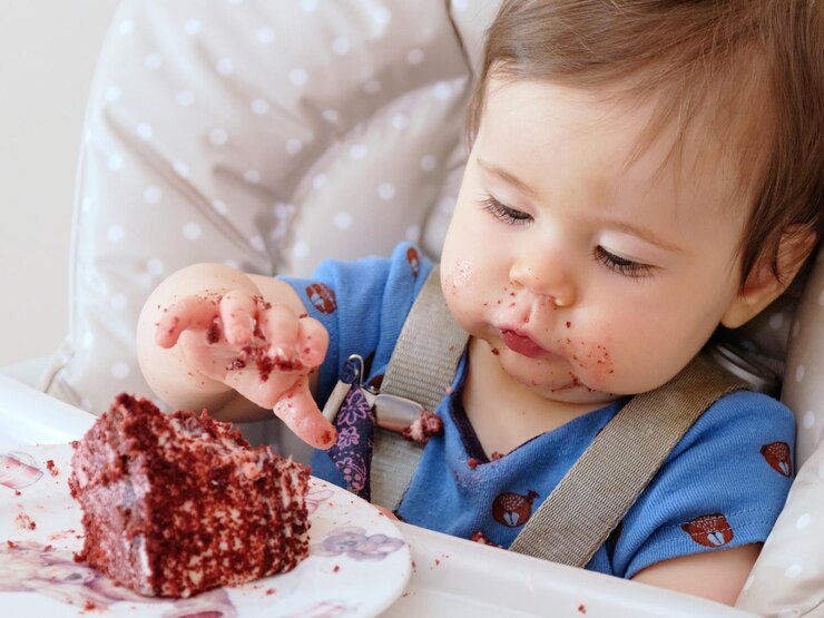Foto primeira celebração de aniversário e primeira vez a comer bolo para este menino