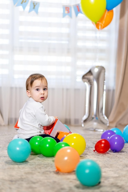 Foto primeira festa de aniversário um ano de idade com balões coloridos comemoração de aniversário