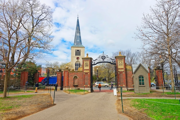 Primeira Igreja Paroquial em Cambridge em Harvard Square e turistas em Harvard Yard no campus da Universidade de Harvard em Cambridge, Massachusetts, MA, EUA. A igreja foi construída há 400 anos.