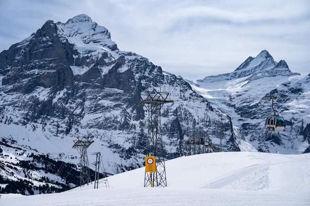 Primeira montanha em Grindelwald com vista para os Alpes na Suíça