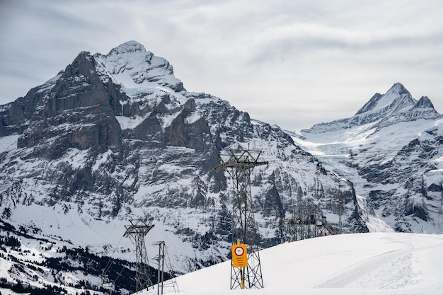 Primeira montanha em Grindelwald com vista para os Alpes na Suíça