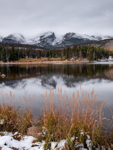 Primeira neve no Lago Sprague, no Parque Nacional das Montanhas Rochosas, Colorado.