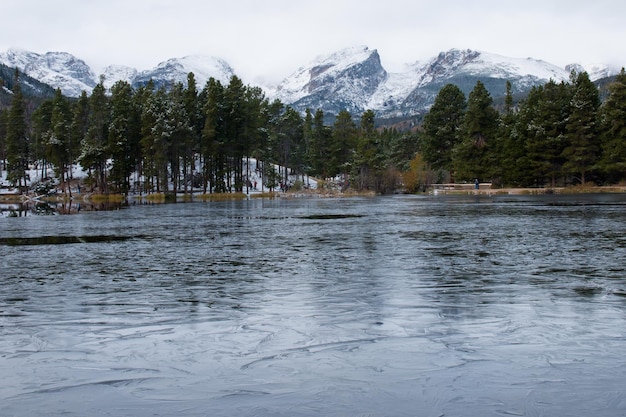 Primeira neve no Lago Sprague, no Parque Nacional das Montanhas Rochosas, Colorado.