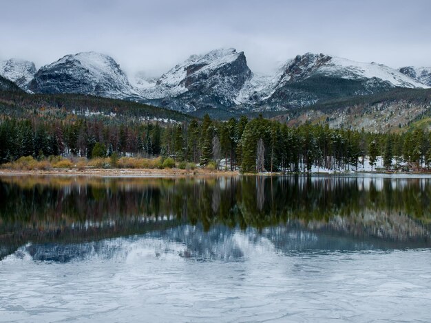 Primeira neve no Lago Sprague, no Parque Nacional das Montanhas Rochosas, Colorado.