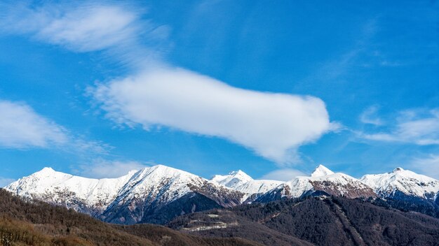 Primeira neve. outono nas montanhas de krasnaya polyana, sochi, rússia.