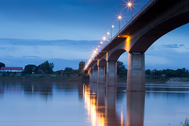 Primeira ponte de amizade tailandesa-lao, transporte entre o rio Khong em Nong Khai, Thaila