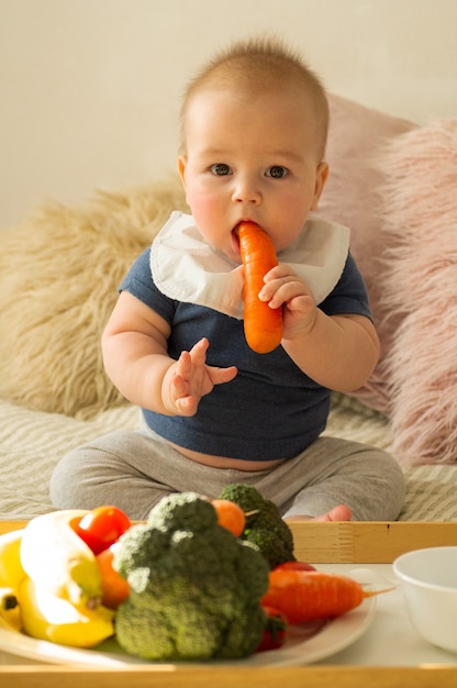 Foto primeiro alimento sólido para uma criança