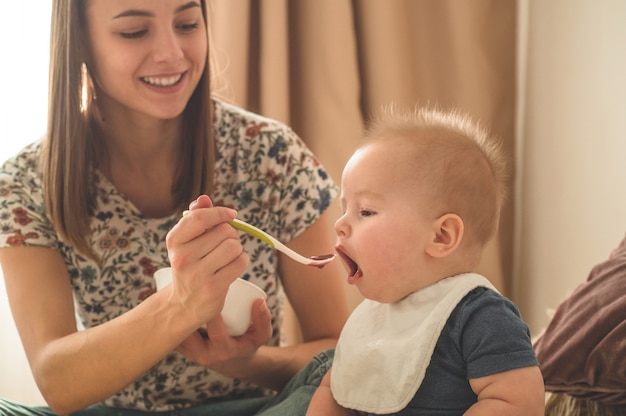 Primeiro alimento sólido para uma criança