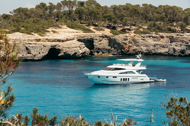 Primeiro avião de um iate em Cala Mondrago, vista do mar