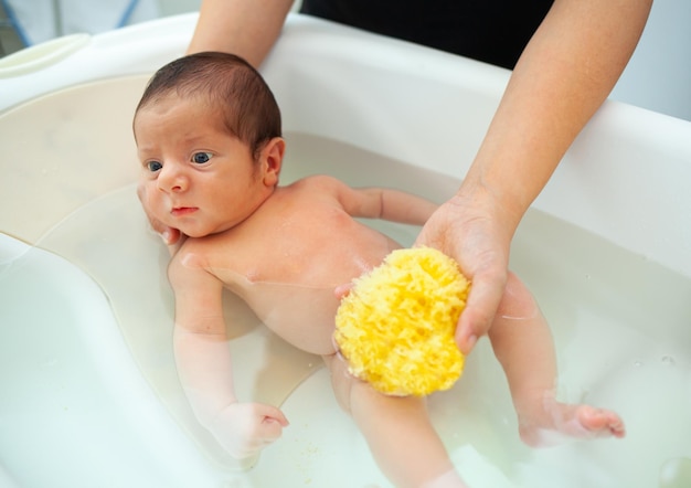 Primeiro banho do menino recém-nascido