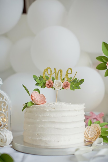 Primeiro bolo de aniversário com creme branco