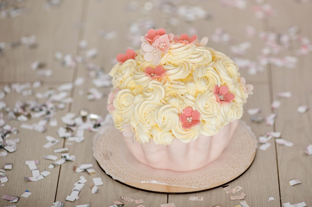 Primeiro bolo rosa de aniversário com flores para menina e decorações para bolo quebra