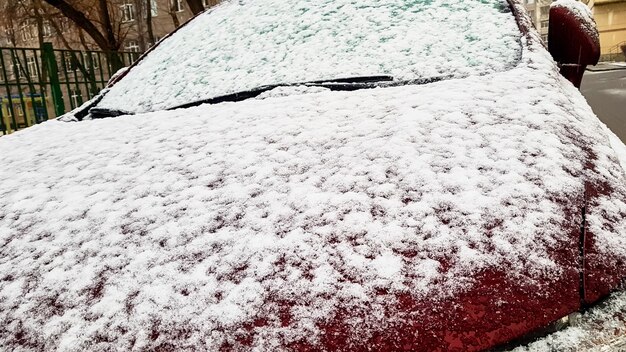 Primeiro carro de neve coberto de granizo