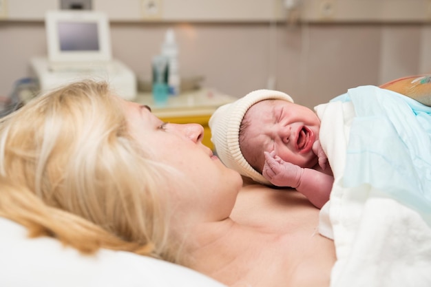 Primeiro choro de um bebê recém-nascido Pele na pele com a mãe