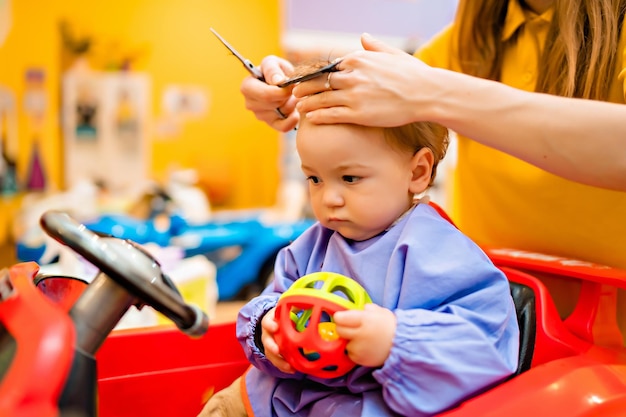 Primeiro corte de cabelo do bebê 39 menino bonitinho no cabeleireiro profissional infantil 39