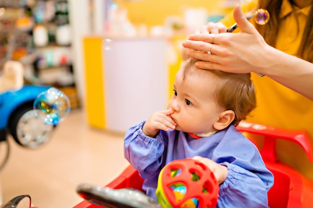 Primeiro corte de cabelo do bebê 39 menino bonitinho no cabeleireiro profissional infantil 39