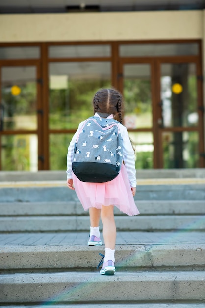 Primeiro dia na escola Uma garotinha na primeira série Aluno da escola primária De volta à escola