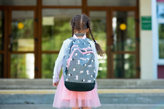 Primeiro dia na escola Uma garotinha na primeira série Aluno da escola primária De volta à escola