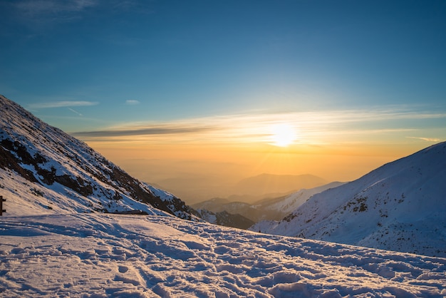 Primeiro sol brilhando nos Alpes