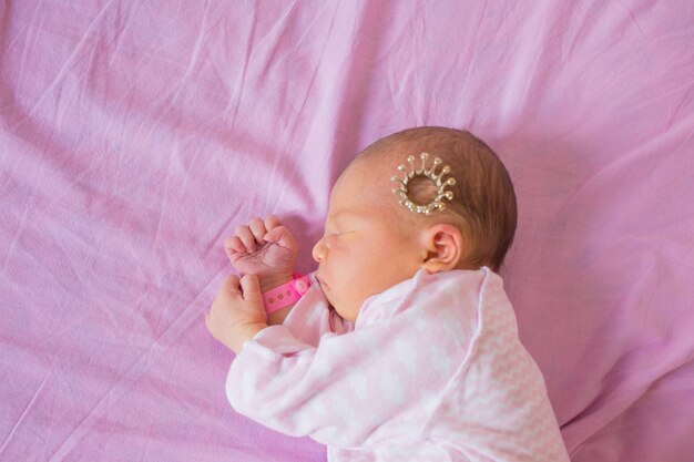 Primeiros dias de vida do bebê recém-nascido na sala de parto.