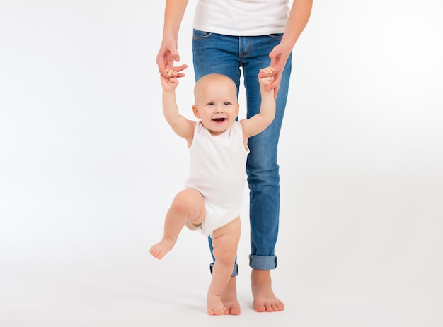 Primeiros passos Bebezinho aprendendo a andar Studio shoot em fundo branco