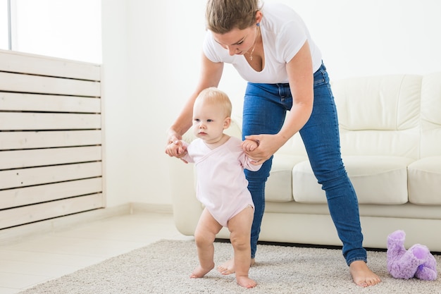 Primeiros passos. Menina aprendendo a andar.