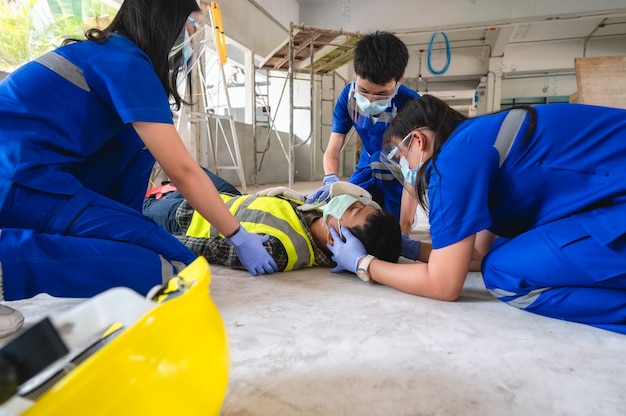 Primeiros socorros para ferimentos na cabeça e Considerado para todos os incidentes de trauma do trabalhador no trabalho. Treinamento de primeiros socorros para transferência de paciente, perda de sensibilidade ou perda de movimento normal.