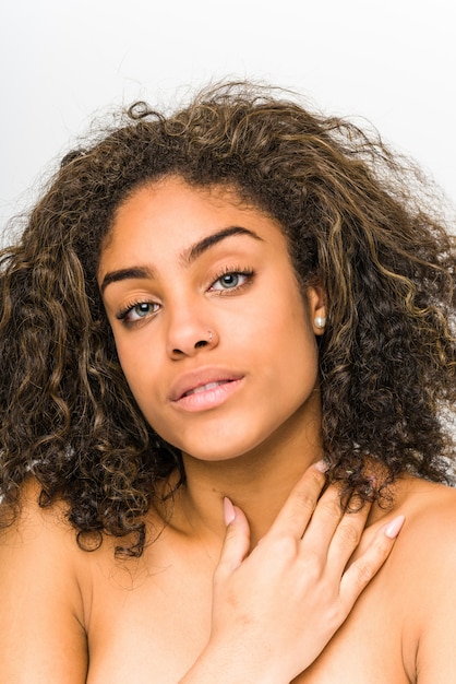 Foto primer afroamericano joven de la cara de la mujer