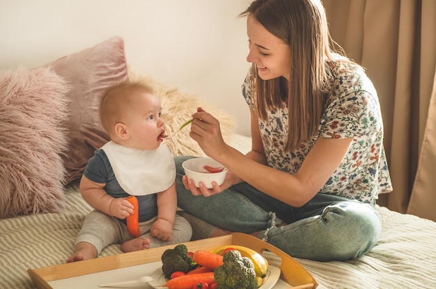 Foto primer alimento sólido para un niño pequeño