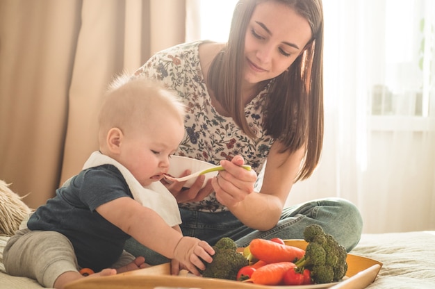 Primer alimento sólido para un niño pequeño