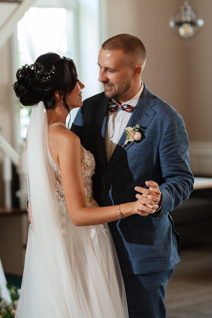 El primer baile de los novios dentro de un restaurante